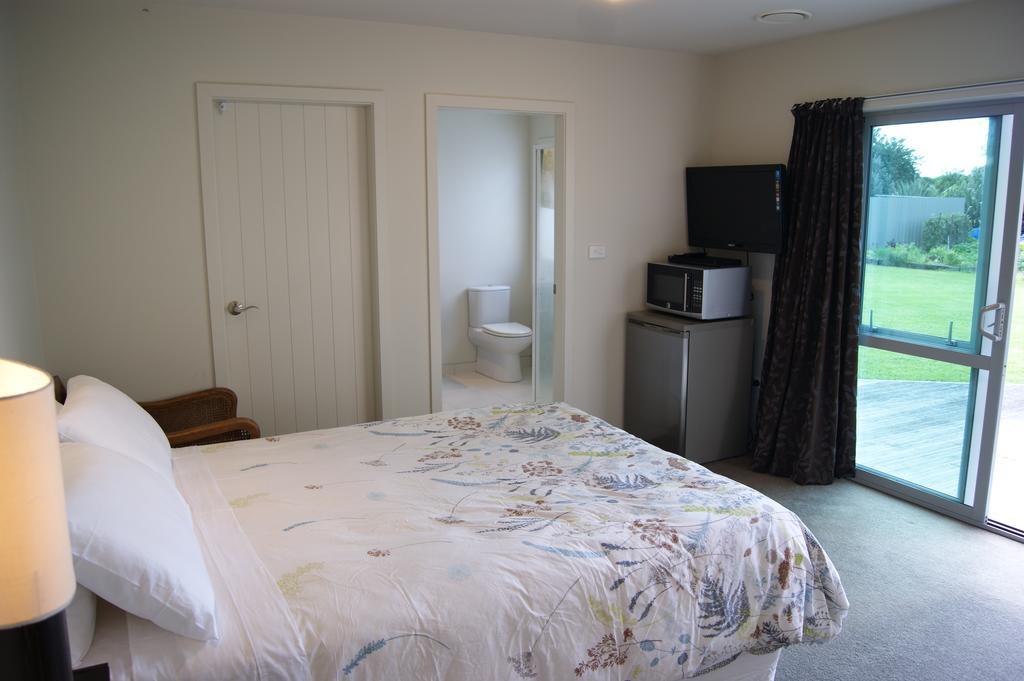 Waihi Beach Getaway-Studio, Ensuite & Private Deck Exterior photo